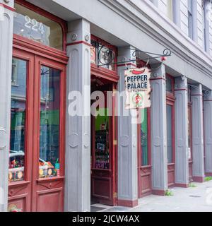 NEW ORLEANS, LA, USA - 12. JUNI 2022: Vor dem Pepper Palace-Geschäft mit heißen Soßen in der Chartres Street im French Quarter Stockfoto