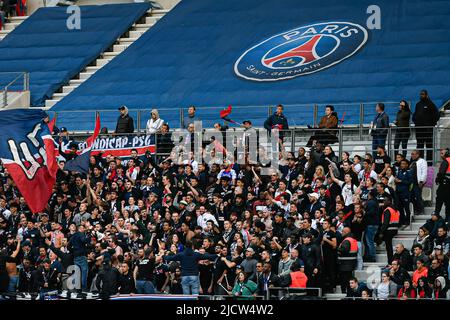 Illustration der Pariser Fans (PSG's Ultras, KOP) während der französischen Frauenmeisterschaft, D1 Arkema Fußballspiel zwischen Paris Saint-Germain (PSG) und Olympique Lyonnais (Lyon, OL) am 29. Mai 2022 im Jean Bouin Stadion in Paris, Frankreich - Foto Victor Joly / DPPI Stockfoto