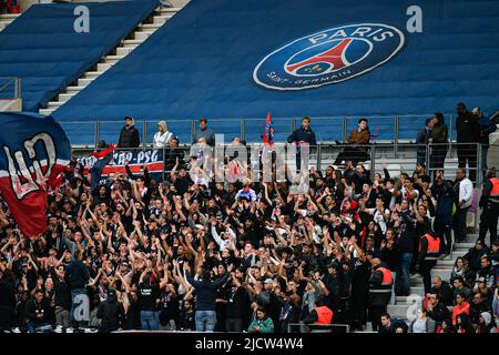 Illustration der Pariser Fans (PSG's Ultras, KOP) während der französischen Frauenmeisterschaft, D1 Arkema Fußballspiel zwischen Paris Saint-Germain (PSG) und Olympique Lyonnais (Lyon, OL) am 29. Mai 2022 im Jean Bouin Stadion in Paris, Frankreich - Foto Victor Joly / DPPI Stockfoto