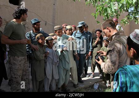 U.S. Marine Corps 2. LT. Logan Giger, rechts, mit Police Advisory Team 2, 1. Bataillon, 8. Marine Regiment, Regimental Combat Team 6, fotografiert Stockfoto