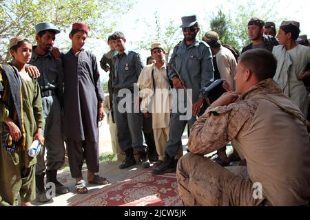 U.S. Marine Corps 2. LT. Logan Giger, rechts, mit Police Advisory Team 2, 1. Bataillon, 8. Marine Regiment, Regimental Combat Team 6, fotografiert Stockfoto