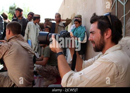 Ben Foley, rechts, Kameramann, mit Al Jazeera English News Channel filmt lokale afghanische Kinder in Kajaki, Provinz Helmand, Afghanistan 23. Mai 2012. B Stockfoto