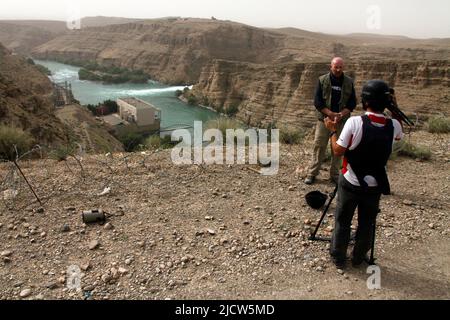 Bernard Smith, rechts, Reporter, und Ben Foley, ganz rechts, Kameramann, mit Al Jazeera English News Channel filmt Bernard, der über die Kajaki berichtet Stockfoto