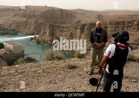 Bernard Smith, rechts, Reporter, und Ben Foley, ganz rechts, Kameramann, mit Al Jazeera English News Channel filmt Bernard, der über die Kajaki berichtet Stockfoto