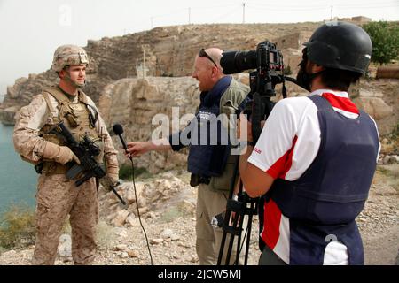 Bernard Smith, Mitte, Reporter, und Ben Foley, rechts, Kameramann, mit Al Jazeera English News Channel interviewt U.S. Marine Corps 2. LT. Darren Rem Stockfoto