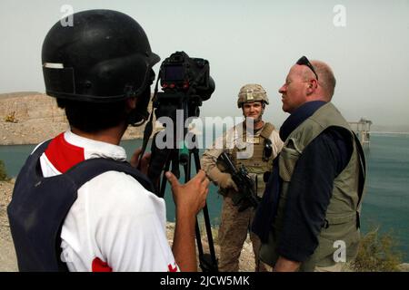 Bernard Smith, Mitte, Reporter, und Ben Foley, rechts, Kameramann, mit Al Jazeera English News Channel interviewt U.S. Marine Corps 2. LT. Darren Rem Stockfoto