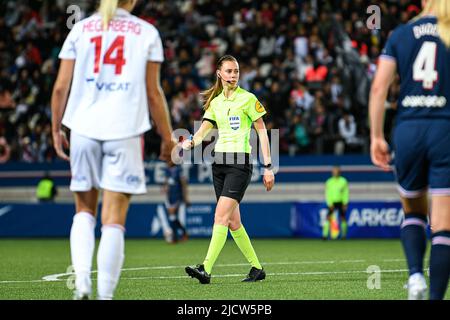 Die Schiedsrichterin (Frau) während der französischen Frauenmeisterschaft, D1 Arkema Fußballspiel zwischen Paris Saint-Germain (PSG) und Olympique Lyonnais (Lyon, OL) am 29. Mai 2022 im Jean Bouin Stadion in Paris, Frankreich - Foto Victor Joly / DPPI Stockfoto