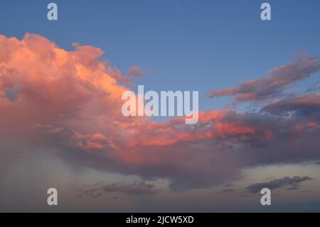 Rosa Wolke mit blauem Himmel bei Sonnenuntergang Stockfoto