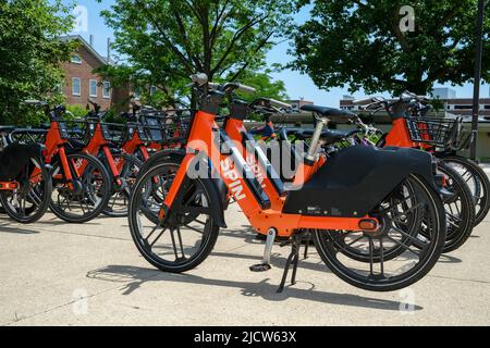 State College, Usa. 15.. Juni 2022. Spin-Elektro-Assistenzräder (E-Bikes) stehen in der Nähe der Berkey Creamery auf dem Campus der Penn State University. Penn State Transportation Services hat sich mit dem Borough of State College und Spin, einem Unternehmen für Mikromobilität im Besitz des Berliner TIER Mobility, zusammen gesetzt, um rund 300 vermietbare E-Bikes auf dem Campus und im Stadtteil bereitzustellen. Kredit: SOPA Images Limited/Alamy Live Nachrichten Stockfoto