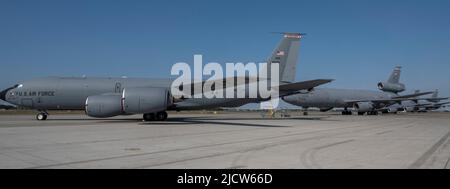 Ein US Air Force KC-135 Stratotanker, der dem 155. Air Betanking Wing, der Nebraska Air National Guard, und dem C-17 Globemaster III, der dem 60. Air Mobility Wing, der Travis Air Force Base, Kalifornien, zugewiesen wurde, sitzen auf der Fluglinie des Misawa Air Base, Japan, 18. Mai 2022. Das Flugzeug nahm an der Red Flag-Alaska 22-2, einer von den Pacific Air Forces gesponserten gemeinsamen und multilateralen Übung, Teil, die ein realistisches Training in einer simulierten Kampfumgebung mit primären Flugoperationen über dem Joint Pacific Alaska Range Complex ermöglichen soll. (USA Luftwaffe Foto von Senior Airman Brieana E. Bolfing) Stockfoto