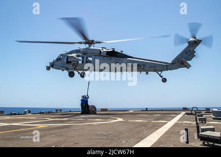 GOLF VON ADEN (9. Juni 2022) Seeleute nehmen an der Entwicklung der vertikalen Nachschubausbildung an Bord des Küstenkampfschiffs USS Sioux City (LCS 11) im Golf von Aden, 9. Juni, Teil. Sioux City wird im Einsatzgebiet der US-Flotte für 5. eingesetzt, um die Sicherheit und Stabilität der Seefahrt in der Region des Nahen Ostens zu gewährleisten. (USA Navy Foto von Mass Communication Specialist 3. Klasse Nichola A. Russell) Stockfoto