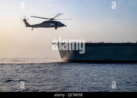 GOLF VON ADEN (7. Juni 2022) ein MH-60s Sea Hawk-Hubschrauber, der den „Sea Knights“ des Hubschrauber-Seekampfgeschwaders (HSC 22) zugewiesen wurde, nähert sich dem Küstenkampfschiff USS Sioux City (LCS 11), während er am 7. Juni im Golf von Aden eingesetzt wird. Sioux City wird im Einsatzgebiet der US-Flotte für 5. eingesetzt, um die Sicherheit und Stabilität der Seefahrt in der Region des Nahen Ostens zu gewährleisten. (USA Navy Foto von Mass Communication Specialist 3. Klasse Nichola A. Russell) Stockfoto