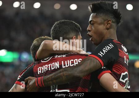 Ayrton Lucas do Flamengo, comemora o deu gol com Bruno Henrique durante a partida entre Flamengo e Cuiabá, pela 12ª rodada do Campeonato Brasileiro Série A 2022, no Estádio do Maracanã, nesta quara-feira 15. Stockfoto