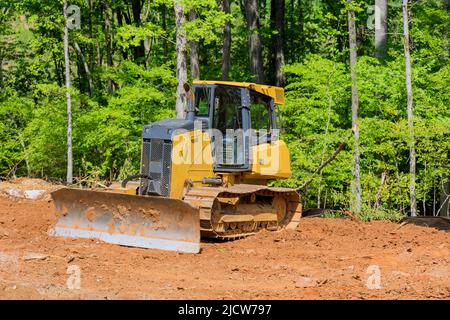 Bagger bei Landschaftsbauarbeiten auf der Baustelle Stockfoto