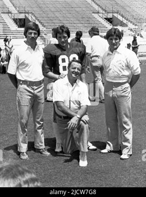 FSU-Fußballtrainer Bobby Bowden und die Söhne (L-R) Tommy, Jeff und Terry im Doak Campbell Stadium der Florida State University im Jahr 1982. (USA) Stockfoto