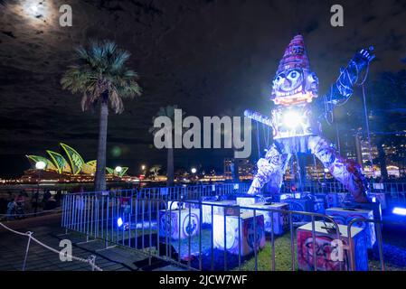 Die zeitgenössische Skulptur Earth Gottheiten von Ramesh Nithiyendran füllt den Dixon Park in Sydney während Vivid Sydney 2022 mit Licht und Ton Stockfoto