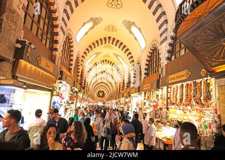 Menschenmassen am Gewürzbasar in Istanbul Türkei Stockfoto