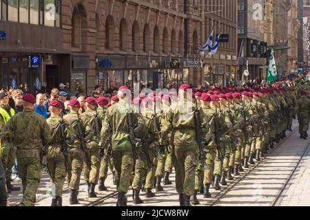 Fallschirmjäger in der Aleksanterinkatu-Straße bei der Nationalparade am Flaggentag der finnischen Streitkräfte in Helsinki Finnland Stockfoto