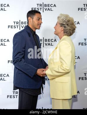 New York, Usa. 15.. Juni 2022. Daryl McCormack und Emma Thompson treffen am 15. Juni 2022 auf dem roten Teppich zur New Yorker Premiere von „Good Luck to You, Leo Grande“ beim Tribeca Film Festival 2022 in New York City ein. Foto von Gabriele Holtermann/UPI Kredit: UPI/Alamy Live News Stockfoto