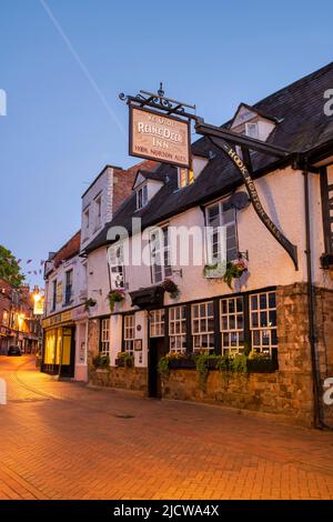 Ye Olde Reinedeer Inn, Banburys ältester Pub in der Parsons Street bei Sonnenaufgang im juni. Banbury, Oxfordshire, England Stockfoto
