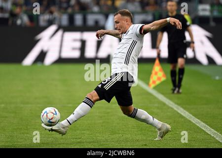 14. Juni 2022, Nordrhein-Westfalen, Mönchengladbach: Fußball: Nations League A, Deutschland - Italien, Gruppenphase, Gruppe 3, Matchday 4, Stadion im Borussia-Park. Der deutsche David Raum spielt den Ball. Foto: Federico Gambarini/dpa Stockfoto