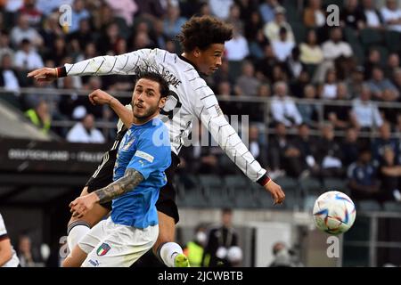 14. Juni 2022, Nordrhein-Westfalen, Mönchengladbach: Fußball: Nations League A, Deutschland - Italien, Gruppenphase, Gruppe 3, Matchday 4, Stadion im Borussia-Park. Der deutsche Leroy Sane (r) und der italienische Samuele Ricci kämpfen um den Ball. Foto: Federico Gambarini/dpa Stockfoto