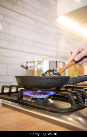 Bratpfanne auf dem Gartopf blaue Flamme aus nächster Nähe Stockfoto