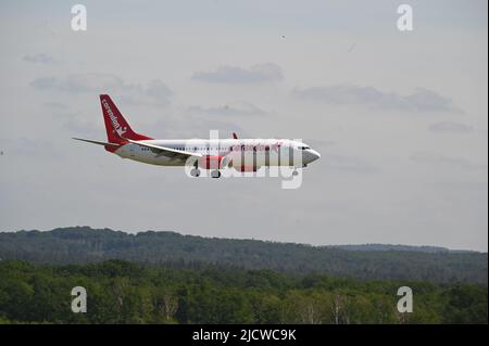 Köln, Deutschland. 14.. Juni 2022. Eine Boeing 737 der türkischen Fluggesellschaft Corendon Airlines bei der Landung auf dem Flughafen Köln Bonn über der Wahner Heide Quelle: Horst Galuschka/dpa/Horst Galuschka dpa/Alamy Live News Stockfoto