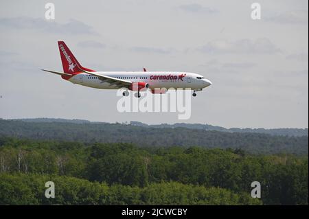 Köln, Deutschland. 14.. Juni 2022. Eine Boeing 737 der türkischen Fluggesellschaft Corendon Airlines bei der Landung auf dem Flughafen Köln Bonn über der Wahner Heide Quelle: Horst Galuschka/dpa/Horst Galuschka dpa/Alamy Live News Stockfoto