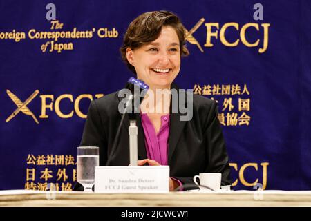 Tokio, Japan. 16.. Juni 2022. Sandra Detzer, Abgeordnete des Deutschen Bundestages, spricht im japanischen Auslandskorrespondenten-Club in der Innenstadt von Tokio. Detzer ist Mitglied der mitregierenden Grünen und des Wirtschaftsausschusses des Bundestages, des Deutschen bundestages. Sie ist auf einem offiziellen Besuch, um Japans wirtschaftliche Sicherheitsstrategie, Rohstoffpolitik und den grünen Übergang zu untersuchen. (Bild: © Rodrigo Reyes Marin/ZUMA Press Wire) Stockfoto