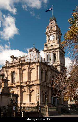 Historische öffentliche Gebäude in der Pall Mall in der viktorianischen Goldfields-Stadt Bendigo, einschließlich der Gerichtshöfe und der Post aus der Kolonialzeit Stockfoto