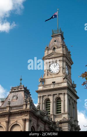 Historische öffentliche Gebäude in der Pall Mall in der viktorianischen Goldfields-Stadt Bendigo, einschließlich der Gerichtshöfe und der Post aus der Kolonialzeit Stockfoto