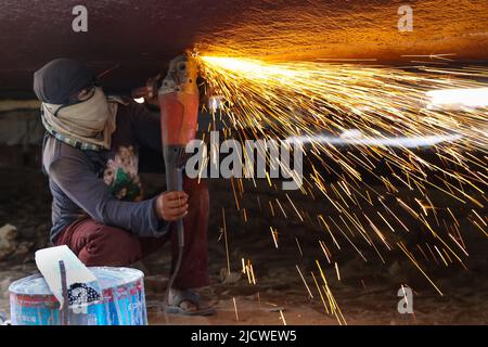 16. Juni 2022, Dhaka, Dhaka, Bangladesch: Mechaniker schweißen ein Schiff an einer Werft in Keraniganj am Stadtrand von Dhaka, Bangladesch. Mit Dutzenden von Werften scheint Keraniganj am Ufer des Flusses Burigonga, der an den südwestlichen Außenbezirken der Hauptstadt Dhaka in Bangladesch vorbeifließt, jetzt ein Megazentrum für den Bau und die Reparatur kleiner Schiffe, Starts und Dampfschiffe zu sein. Das Gebiet schläft nie mit Hunderten von Arbeitern, die die Frachtschiffe und Kreuzer demontieren, die nicht mehr verwendet werden, um ihre Teile in neuen oder reparierten Teilen rund um die Uhr wiederverwenden zu können.Es gibt mehr als 35 Werften in Old DhakaÂ''' Keraniganj Gegend vorbei Stockfoto