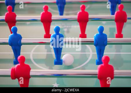 Nahaufnahme des Tischfußball Tischkicker Spiel zahlen. Fußball-Kicker-Spiel mit blauen und roten Figuren. Stockfoto