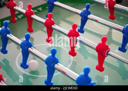 Nahaufnahme des Tischfußball Tischkicker Spiel zahlen. Fußball-Kicker-Spiel mit blauen und roten Figuren. Stockfoto