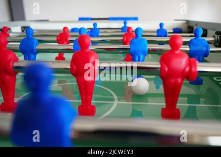 Nahaufnahme des Tischfußball Tischkicker Spiel zahlen. Fußball-Kicker-Spiel mit blauen und roten Figuren. Stockfoto