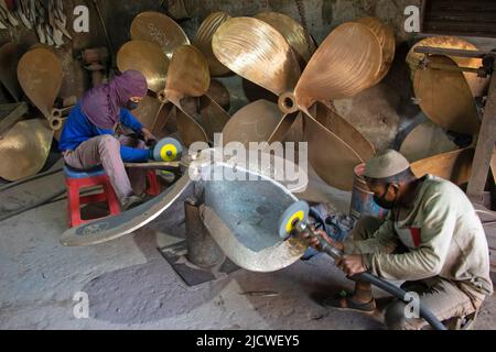 16. Juni 2022, Dhaka, Dhaka, Bangladesch: Arbeiter stellen die Propeller von Schiffen auf einer Werft in Keraniganj am Stadtrand von Dhaka, Bangladesch, her. Mit Dutzenden von Werften scheint Keraniganj am Ufer des Flusses Burigonga, der an den südwestlichen Außenbezirken der Hauptstadt Dhaka in Bangladesch vorbeifließt, jetzt ein Megazentrum für den Bau und die Reparatur kleiner Schiffe, Starts und Dampfschiffe zu sein. Das Gebiet schläft nie, denn Hunderte von Arbeitern demontieren Frachtschiffe und Kreuzer, die nicht mehr verwendet werden, um ihre Teile in neuen oder reparierten Teilen rund um die Uhr wiederverwenden zu können.in der kera von Old DhakaÂ gibt es mehr als 35 Werften Stockfoto