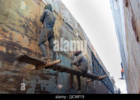 16. Juni 2022, Dhaka, Dhaka, Bangladesch: Arbeiter arbeiten auf einer Werft in Keraniganj am Stadtrand von Dhaka, Bangladesch. Mit Dutzenden von Werften scheint Keraniganj am Ufer des Flusses Burigonga, der an den südwestlichen Außenbezirken der Hauptstadt Dhaka in Bangladesch vorbeifließt, jetzt ein Megazentrum für den Bau und die Reparatur kleiner Schiffe, Starts und Dampfschiffe zu sein. Das Gebiet schläft nie mit Hunderten von Arbeitern, die Frachtschiffe und Kreuzer demontieren, die nicht mehr verwendet werden, um ihre Teile in neuen oder reparierten Teilen rund um die Uhr wiederverwenden zu können.Es gibt mehr als 35 Werften im Keraniganj-Gebiet von Old DhakaÂ bei der sid Stockfoto