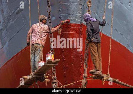 16. Juni 2022, Dhaka, Dhaka, Bangladesch: Arbeiter arbeiten auf einer Werft in Keraniganj am Stadtrand von Dhaka, Bangladesch. Mit Dutzenden von Werften scheint Keraniganj am Ufer des Flusses Burigonga, der an den südwestlichen Außenbezirken der Hauptstadt Dhaka in Bangladesch vorbeifließt, jetzt ein Megazentrum für den Bau und die Reparatur kleiner Schiffe, Starts und Dampfschiffe zu sein. Das Gebiet schläft nie mit Hunderten von Arbeitern, die Frachtschiffe und Kreuzer demontieren, die nicht mehr verwendet werden, um ihre Teile in neuen oder reparierten Teilen rund um die Uhr wiederverwenden zu können.Es gibt mehr als 35 Werften im Keraniganj-Gebiet von Old DhakaÂ bei der sid Stockfoto