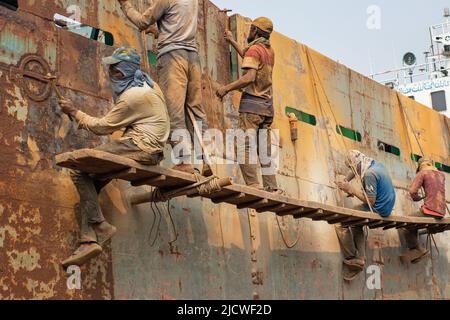 16. Juni 2022, Dhaka, Dhaka, Bangladesch: Arbeiter arbeiten auf einer Werft in Keraniganj am Stadtrand von Dhaka, Bangladesch. Mit Dutzenden von Werften scheint Keraniganj am Ufer des Flusses Burigonga, der an den südwestlichen Außenbezirken der Hauptstadt Dhaka in Bangladesch vorbeifließt, jetzt ein Megazentrum für den Bau und die Reparatur kleiner Schiffe, Starts und Dampfschiffe zu sein. Das Gebiet schläft nie mit Hunderten von Arbeitern, die Frachtschiffe und Kreuzer demontieren, die nicht mehr verwendet werden, um ihre Teile in neuen oder reparierten Teilen rund um die Uhr wiederverwenden zu können.Es gibt mehr als 35 Werften im Keraniganj-Gebiet von Old DhakaÂ bei der sid Stockfoto