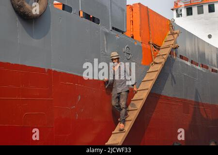 16. Juni 2022, Dhaka, Dhaka, Bangladesch: Arbeiter arbeiten auf einer Werft in Keraniganj am Stadtrand von Dhaka, Bangladesch. Mit Dutzenden von Werften scheint Keraniganj am Ufer des Flusses Burigonga, der an den südwestlichen Außenbezirken der Hauptstadt Dhaka in Bangladesch vorbeifließt, jetzt ein Megazentrum für den Bau und die Reparatur kleiner Schiffe, Starts und Dampfschiffe zu sein. Das Gebiet schläft nie mit Hunderten von Arbeitern, die Frachtschiffe und Kreuzer demontieren, die nicht mehr verwendet werden, um ihre Teile in neuen oder reparierten Teilen rund um die Uhr wiederverwenden zu können.Es gibt mehr als 35 Werften im Keraniganj-Gebiet von Old DhakaÂ bei der sid Stockfoto