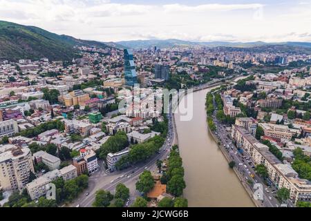 Szenische Drohnenaufnahme von Tiflis und dem Fluss Mtkvari, Georgien, Europa. Hochwertige Fotos Stockfoto