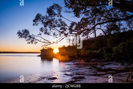 Sonnenuntergang über dem Loch in der Wand des Booderee National Park Stockfoto