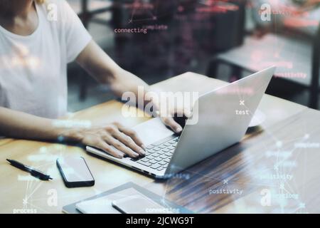 SMM, Social-Media-Marketing-Management-Konzept mit jungen Frauen, die draußen am Laptop arbeiten, doppelte Exposition Stockfoto