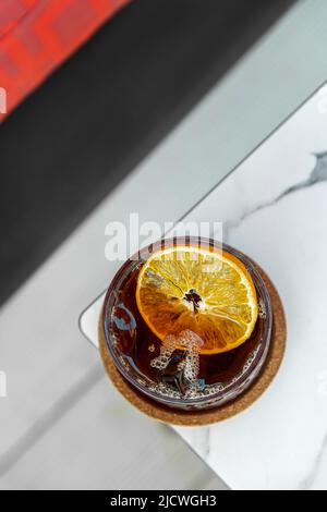 Eine Tasse eisgekühlten Americano-Kaffee oder kalten Brühkaffee auf einem Marmortisch in einem Café Stockfoto
