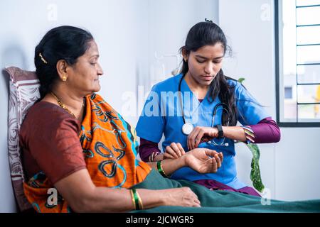 Nahaufnahme des Arztes, der den Puls zählt, indem er die Hand des kranken Patienten hält - Konzept der Gesundheitskontrolle, medizinische Beratung und Diagnose Stockfoto