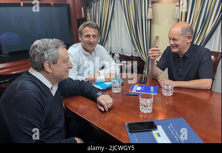 Ukraine. 16.. Juni 2022. Italiens Premierminister Mario Draghi (l-r), Frankreichs Präsident Emmanuel Macron und der deutsche Bundeskanzler Olav Scholz (SPD) sitzen in einem Zug, der nach Kiew fährt. Die drei Regierungschefs kamen am Morgen in dem Land an, das sich im Krieg mit Russland befindet. Quelle: Michael Fischer/dpa/Alamy Live News Stockfoto