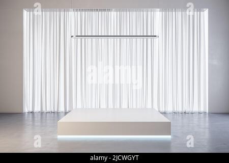 Vorderansicht auf leerem weiß beleuchtetem Podium für Ihre Produktpräsentation auf glänzendem Betonboden mit Lampe, die von oben auf weißem Vorhang aufgehängt wird Stockfoto