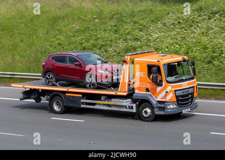 AA Road-Side-Rescue 24hr 2021 DAF LF 180FA 14T 4500cc Diesel RAC Recovery Truck; Fahren auf der M6 Motorway, Manchester, Großbritannien Stockfoto