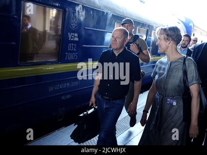 Kiew, Ukraine. 16.. Juni 2022. Bundeskanzler Olaf Scholz (SPD) trifft am Bahnhof in Kiew ein. Kanzler Scholz, der französische Präsident Macron und der italienische Premierminister Draghi kamen am Donnerstagmorgen in einem Sonderzug in der ukrainischen Hauptstadt Kiew an. Dort wollen sie mit dem ukrainischen Präsidenten Selenskyj über weitere Unterstützung für das von Russland angegriffene Land sprechen. Quelle: Kay Nietfeld/dpa/Alamy Live News Stockfoto